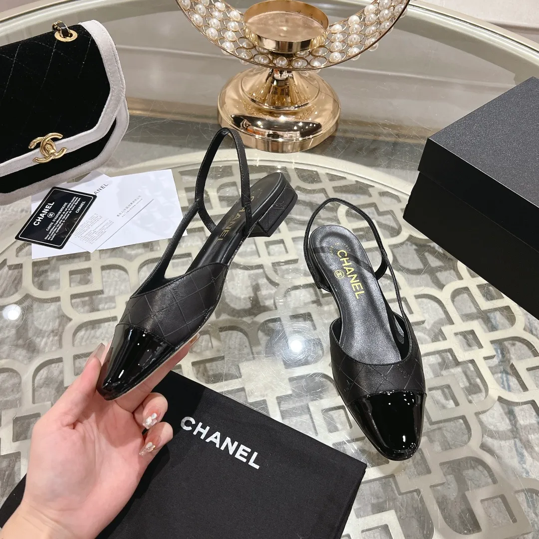 👟👟Ex-factory price 540👟👟 CHANEL Xiangjia 24vs spring and summer new fashion sandals series... Chanel is a very comprehensive noble fashion lifestyle brand. The same models are sold by major fashion bloggers and celebrities in Hong Kong, the United States, and other countries. They are simply beautiful. I fall in love with elegance and the playful sense of the future. I want to own them right away just by looking at them. But you can really think about a pair of exquisite high heels. This series is specially designed for extraordinary and indifferent ladies to create a unique overall effect. CHANEL designs products that inspire women to move forward and highlight their charm... 1️⃣Material: Original customized patent leather + imported sheepskin 2️⃣Inner lining: Original customized imported sheepskin 3️⃣Feet: Original customized imported sheepskin 4️⃣Outsole: Genuine leather sole imported from Italy 5️⃣Heel height: 2.5cm/6.5cm/9cm 6️⃣Number: 34-43 (34.40.41.42.43 customization is not returnable) 7️⃣Packaging: The latest and exquisite full set of packaging at the counter